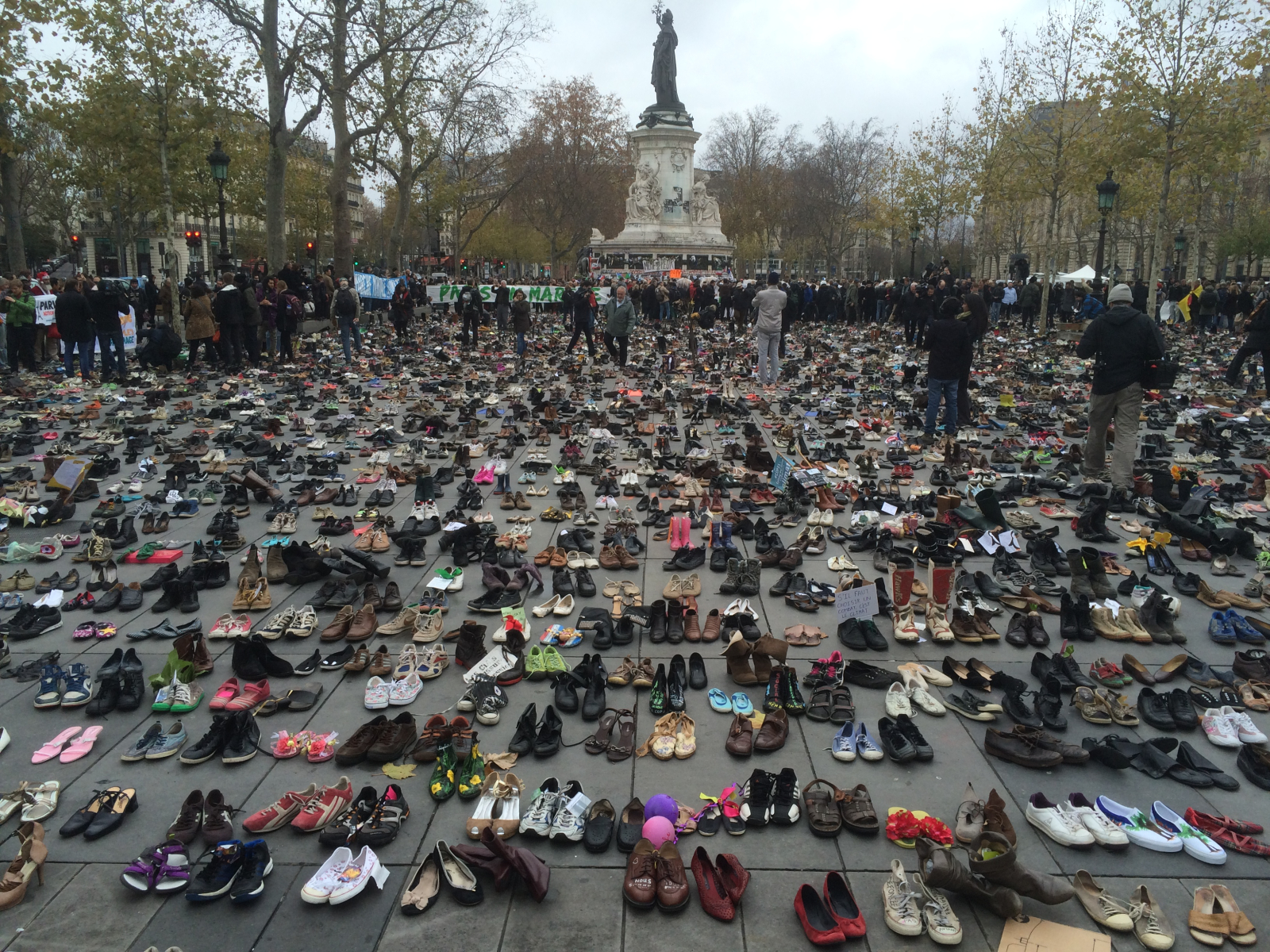 10,000 shoes Paris COP