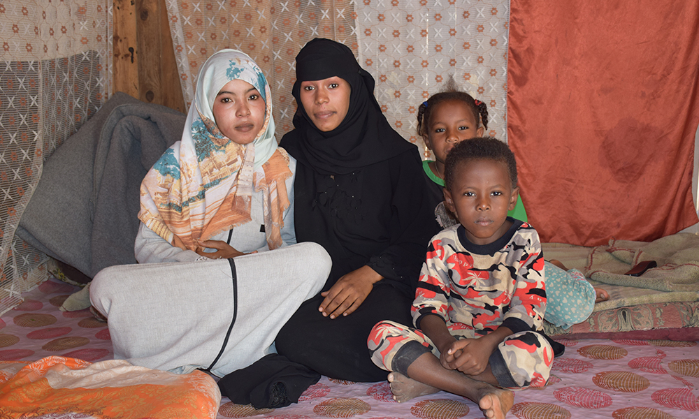 Hamamah (second from left) sits with her siblings in Aden, having been displaced from their home in Taiz, southwest Yemen. ©UNHCR/Bathoul Ahmed