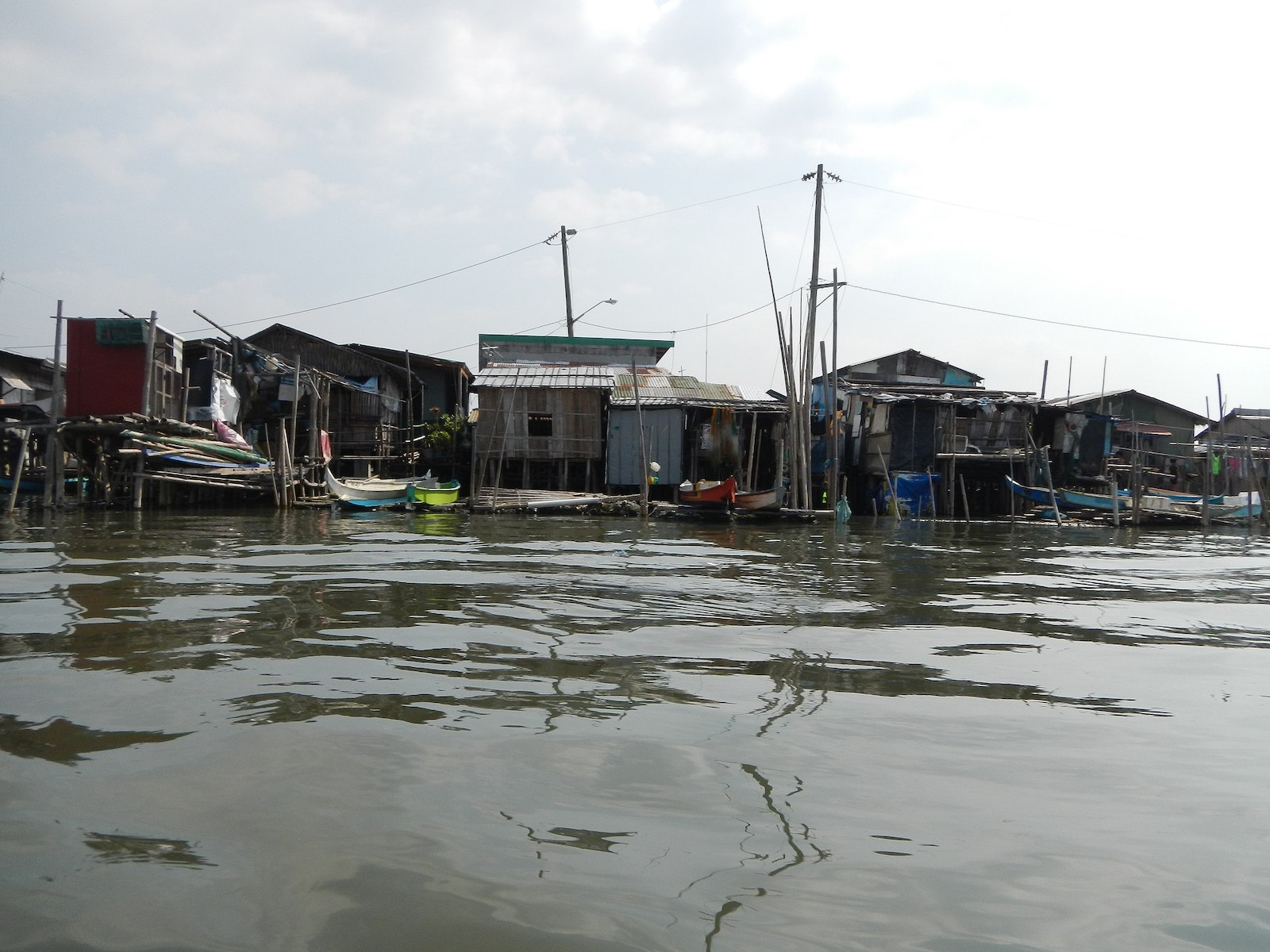 Tenggelamnya daratan dan naiknya permukaan laut mengancam komunitas pesisir Teluk Manila