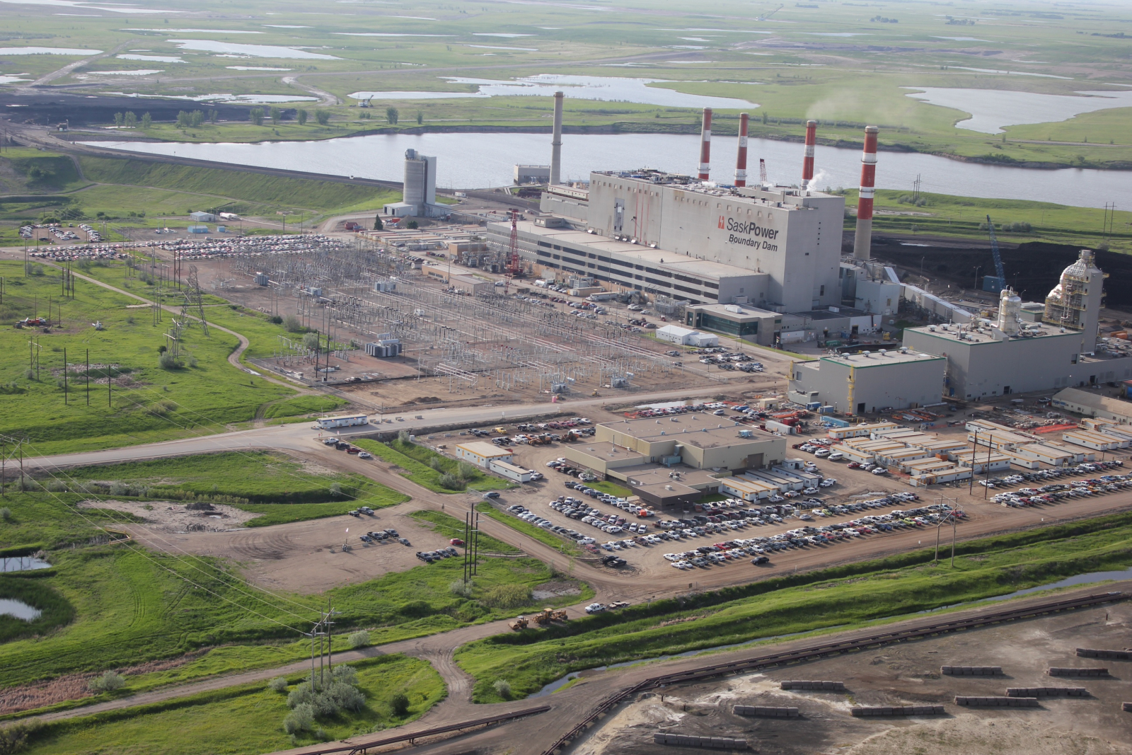 Coal powerplant outfitted with CCS technology