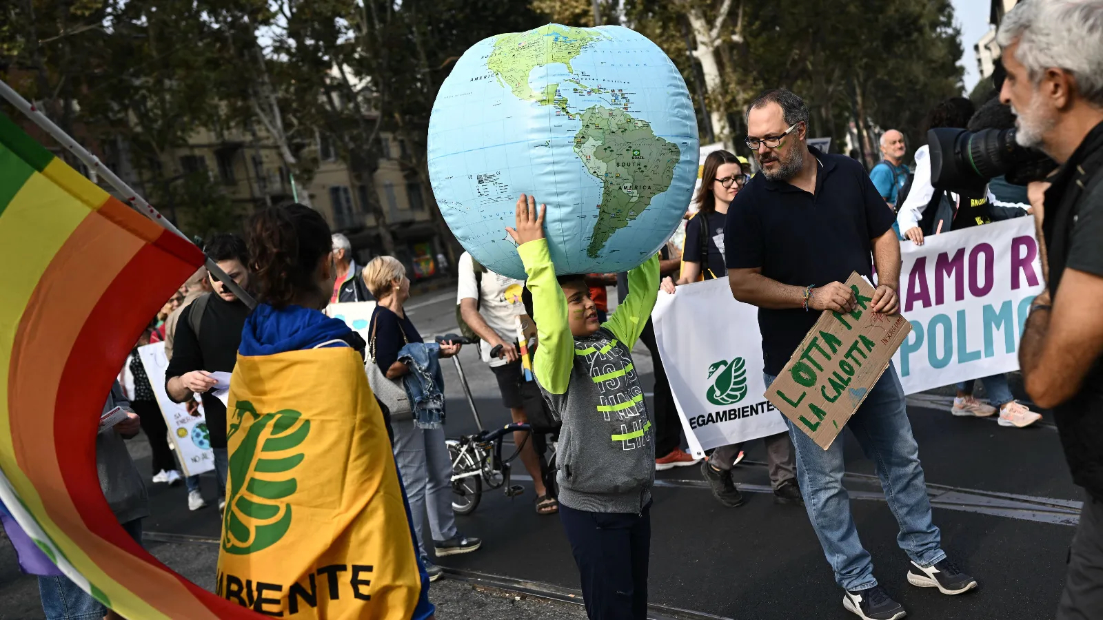 Fire av fem mennesker rundt om i verden støtter «det som skal til» for å begrense klimaendringene
