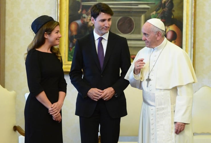 Prime Minister Justin Trudeau and wife Sophie Gregoire Trudeau meet with Pope Francis for a private audience at the Vatican on Monday, May 29, 2017. Photo by The Canadian Press/Sean Kilpatrick