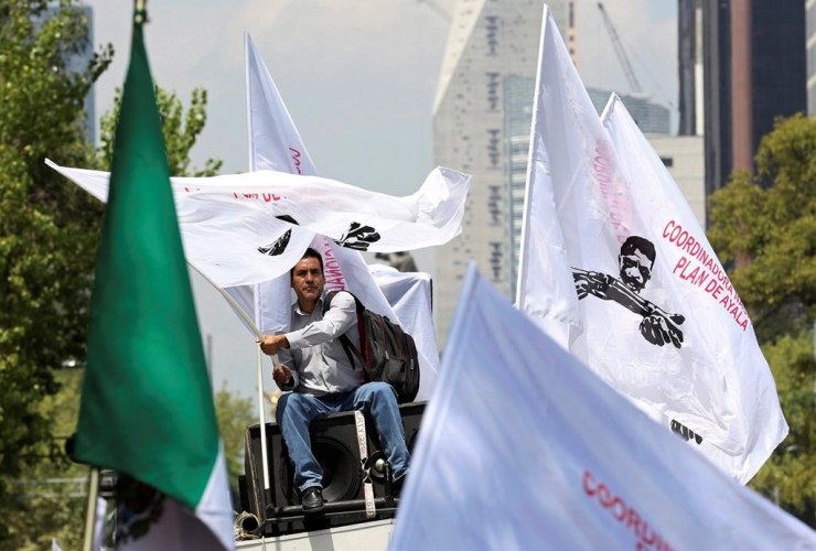 man, van, waves, flag, farmers' protest, Mexico City