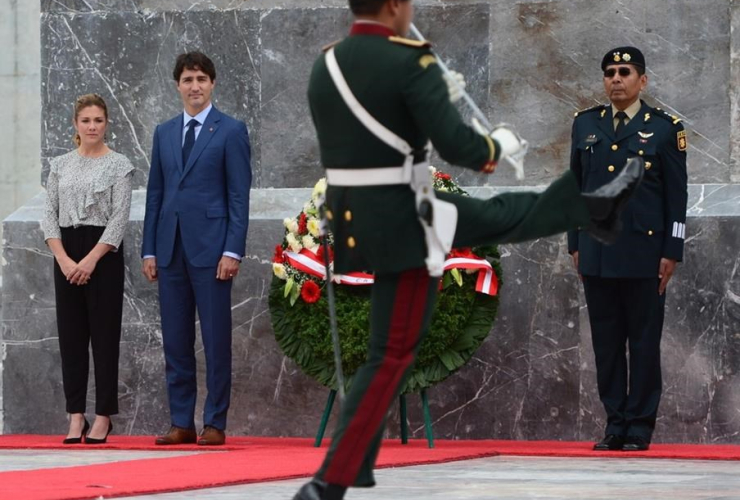 Prime Minister Justin Trudeau and his wife Sophie Gregoire Trudeau attend a wreath-laying ceremony at the Ninos Heroes monument in Mexico City's Chapultepec Park, Thursday, Oct. 12, 2017. THE CANADIAN PRESS/Sean Kilpatrick