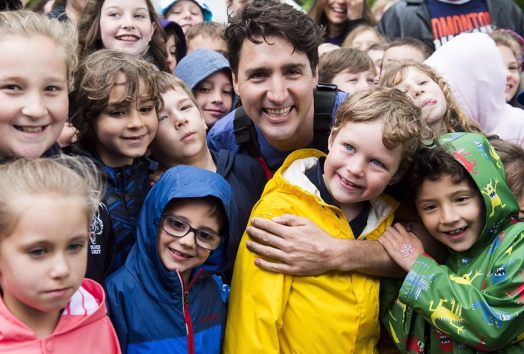 Prime Minister Justin Trudeau, photograph, kids, kayaking, Niagara River, 