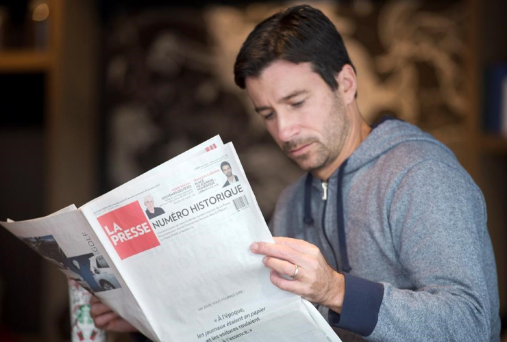 man, reads, final print edition, French language newspaper, La Presse, coffee shop, Vaudreuil-Dorion, 