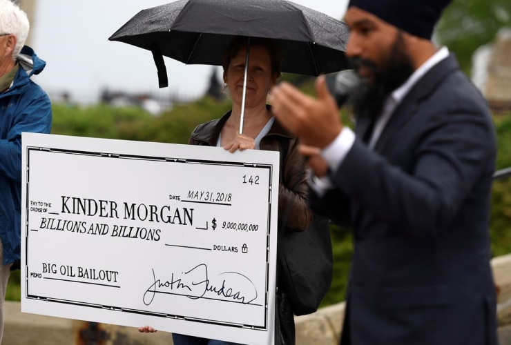 NDP Leader Jagmeet Singh,  novelty cheque, Kinder Morgan, rally, Trans Mountain pipeline project,