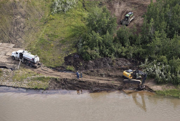 Crews, oil spill, North Saskatchewan river, Maidstone, 