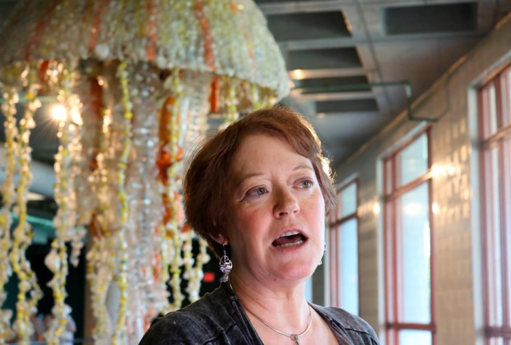 Angela Haseltine Pozzi, project Washed Ashore, giant jellyfish sculpture, 