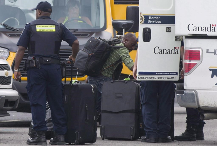 CBSA truck, asylum seekers, Canada-United States border, Lacolle, 