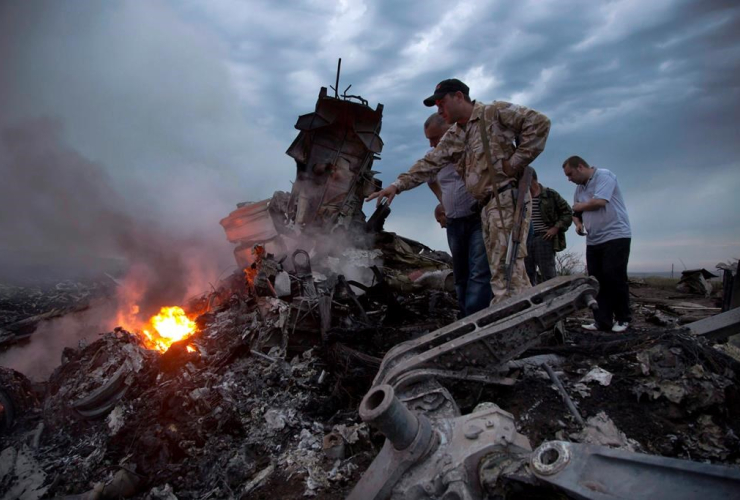 people inspect, crash site, passenger plane, Grabovo, Ukraine, 