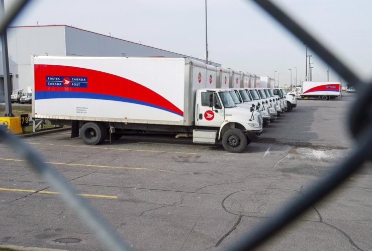 Canada Post trucks, parking lot, Saint-Laurent, sorting facility, Montreal, rotating strikes,