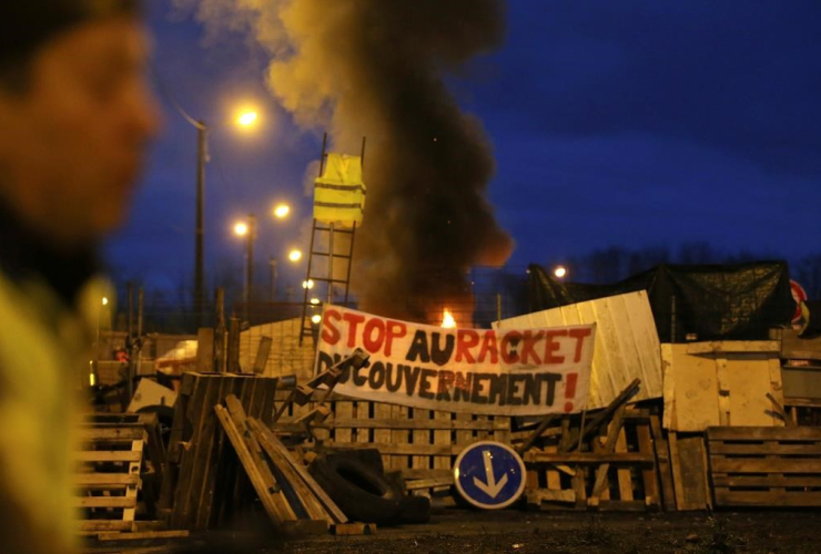 demonstrator, barricade, yellow jackets, fuel depot, Le Mans, western France,