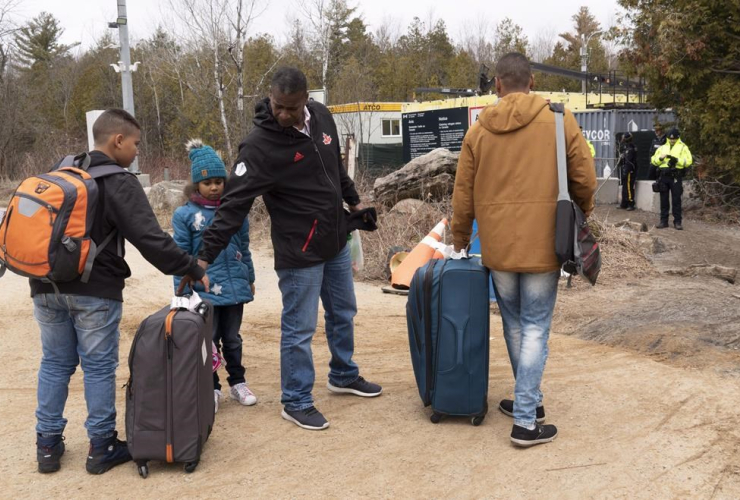 family, Colombia, border, asylum seekers,
