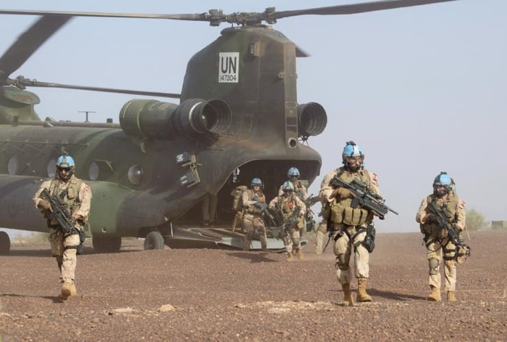 Canadian infantry and medical personnel, Chinook helicopter,