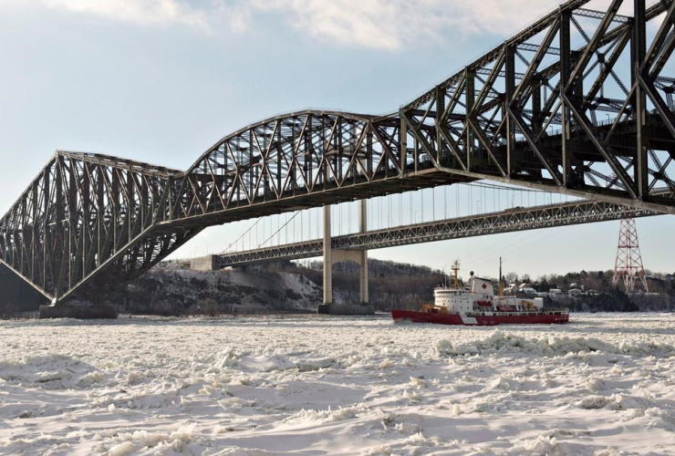 Canadian Coast Guard ice breaker, Pierre-Radisson, ice flow, Quebec bridge, St-Lawrence River, 