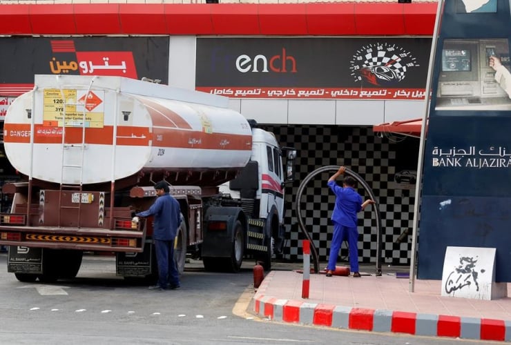 Workers, refuel, tank, gas station, Jiddah, Saudi Arabia, 