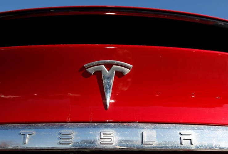 2020 Model X, Tesla dealership,
