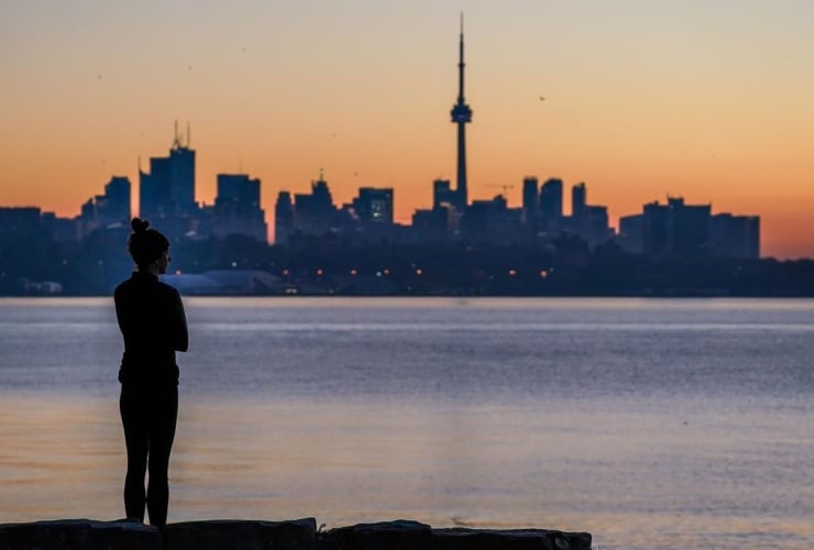 woman, Toronto skyline, Sheldon Lookout, sunrise, Toronto,