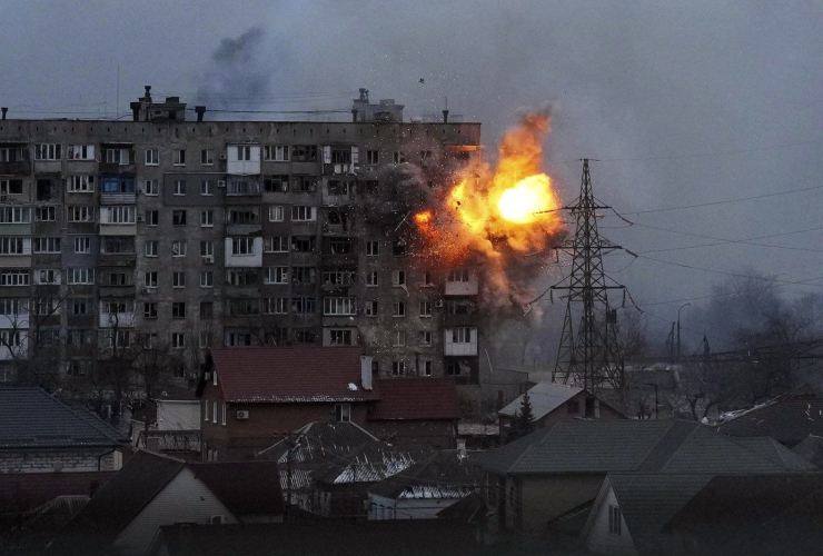 apartment building, explodes, Russian army tank, Mariupol, Ukraine, 