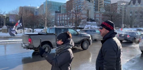 Trucker convoy honks horns in Ottawa